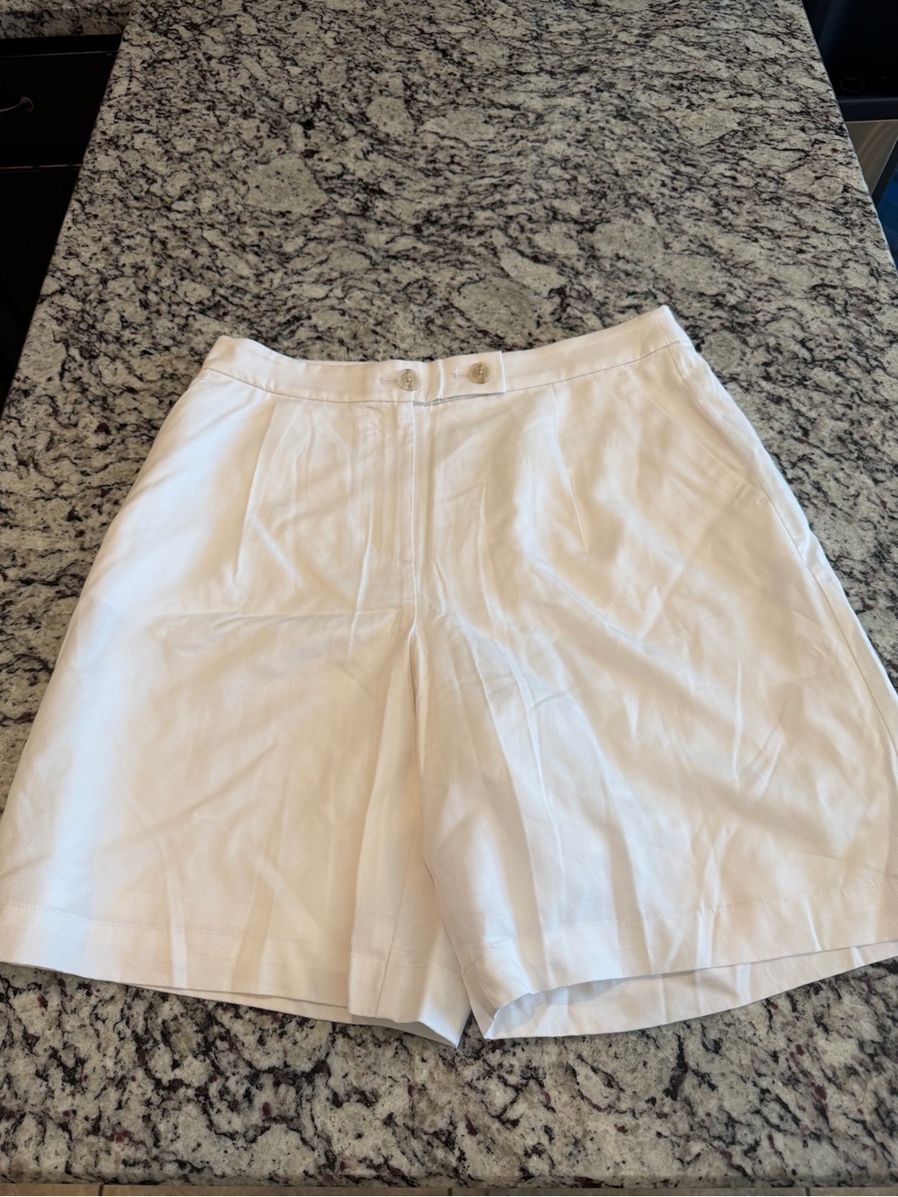Loft Versa NWT Classic High-Waist White Women's Shorts. Size 8